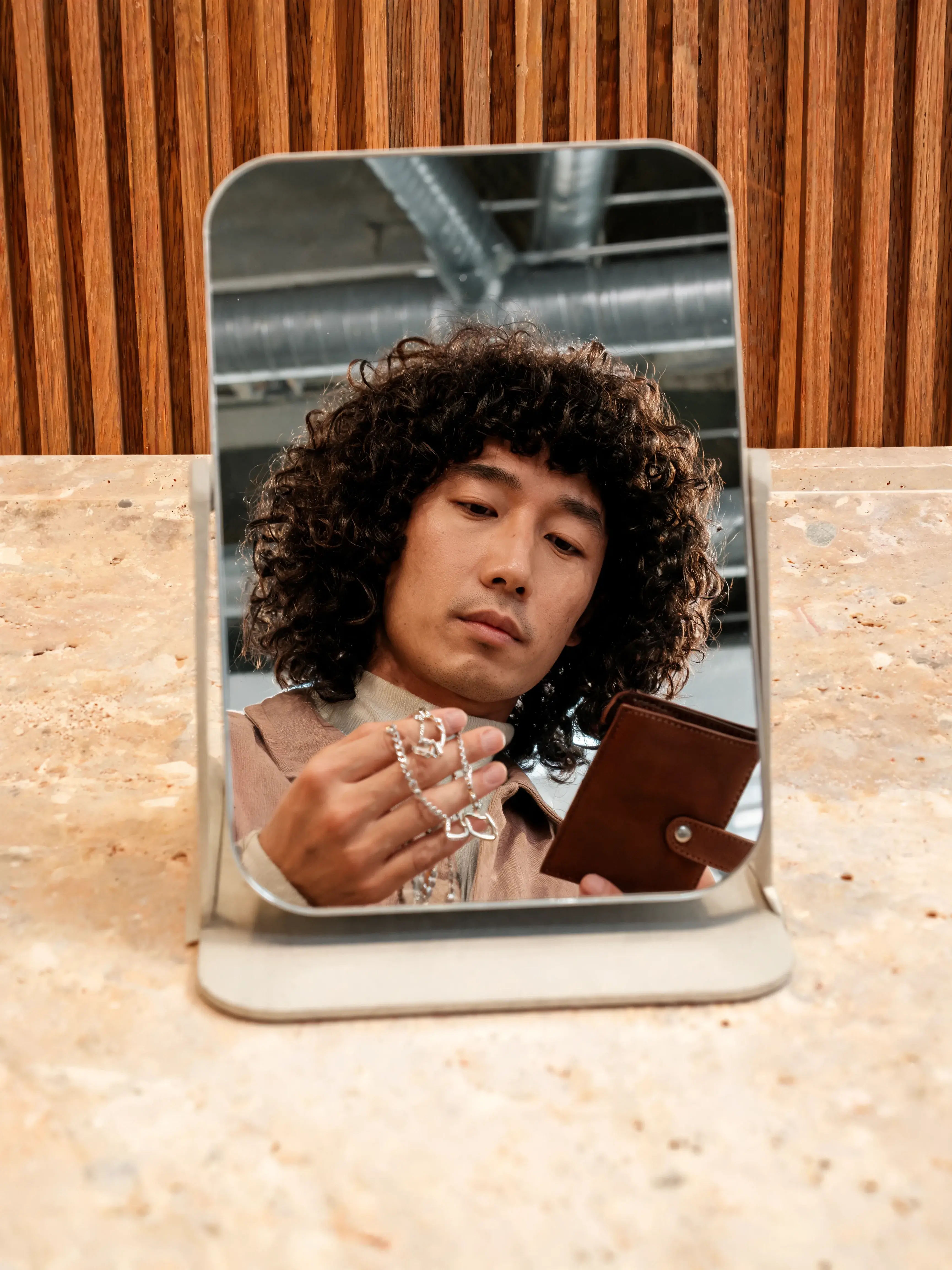 Homme bouclé miroir avec bijou
