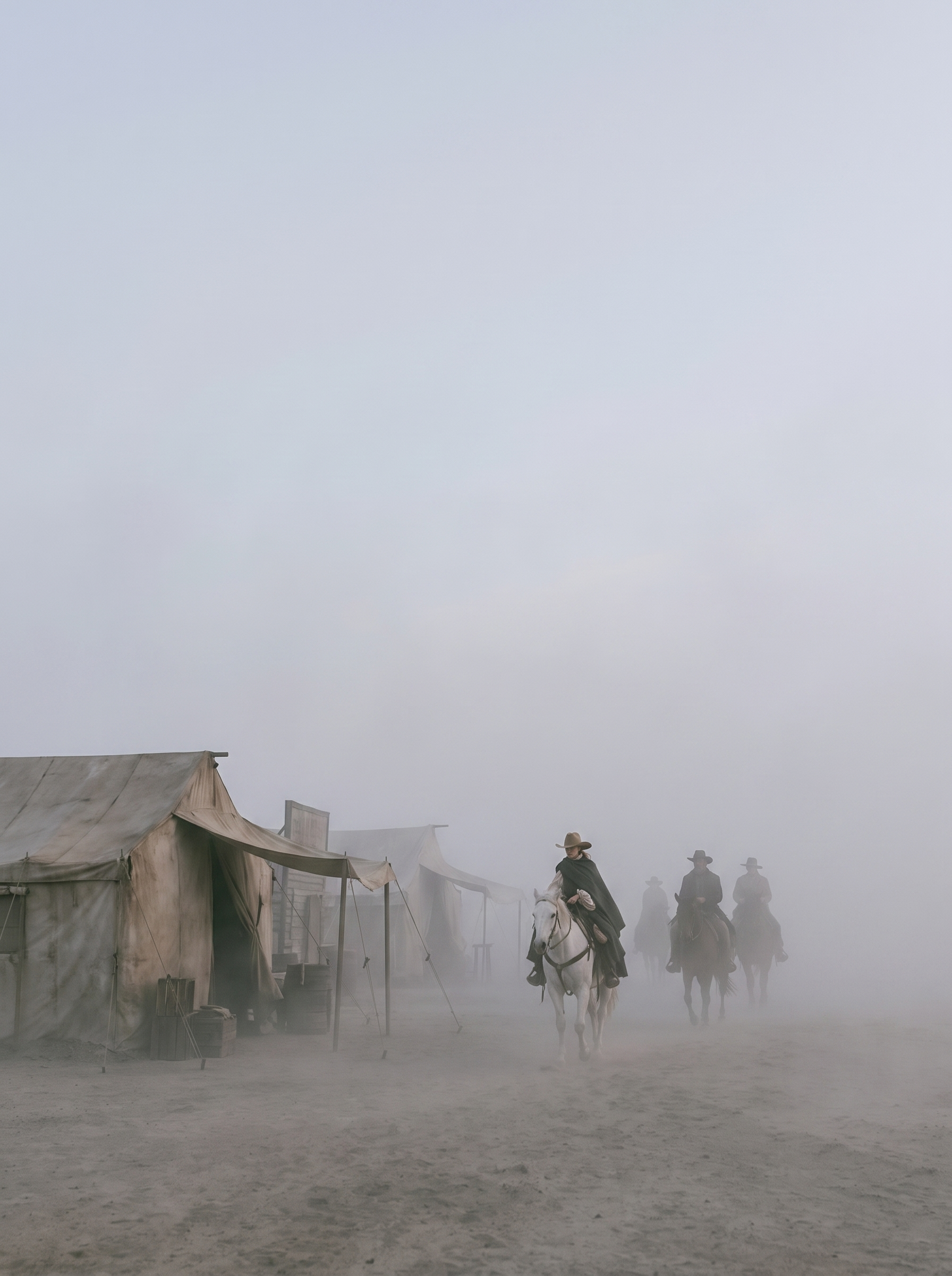 Cavaliers en capes entrant dans un village fantôme désertique enveloppé de brume épaisse