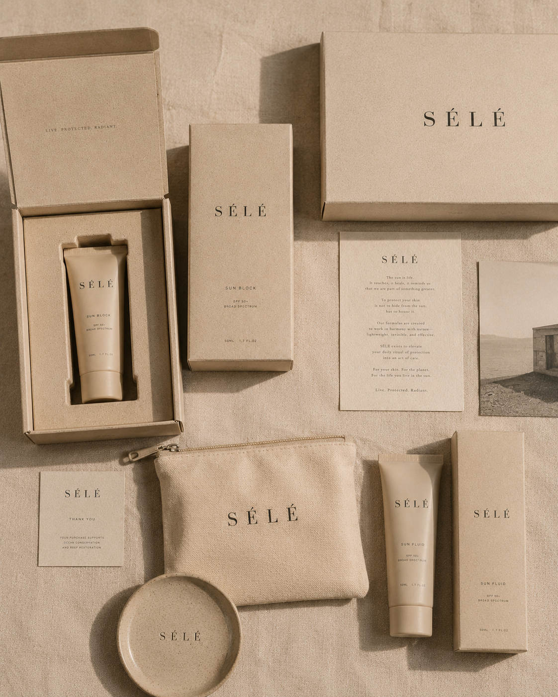 Flatlay gamme complète de soins solaires – coffrets, tubes, trousse, plateau céramique, fond lin