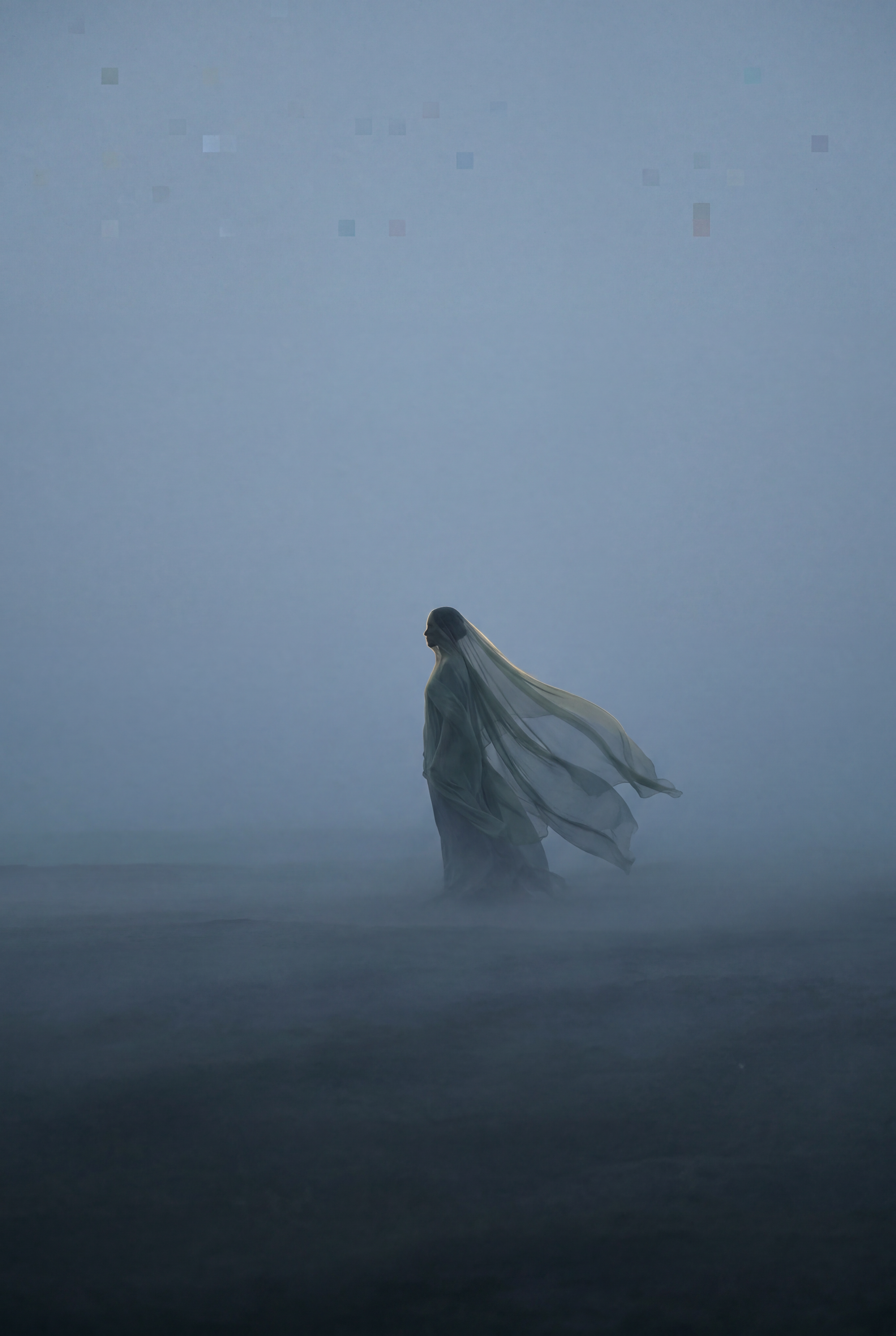 Silhouette femme dans brume bleue épaisse – plaine désertique, voile flottant, horizon bas