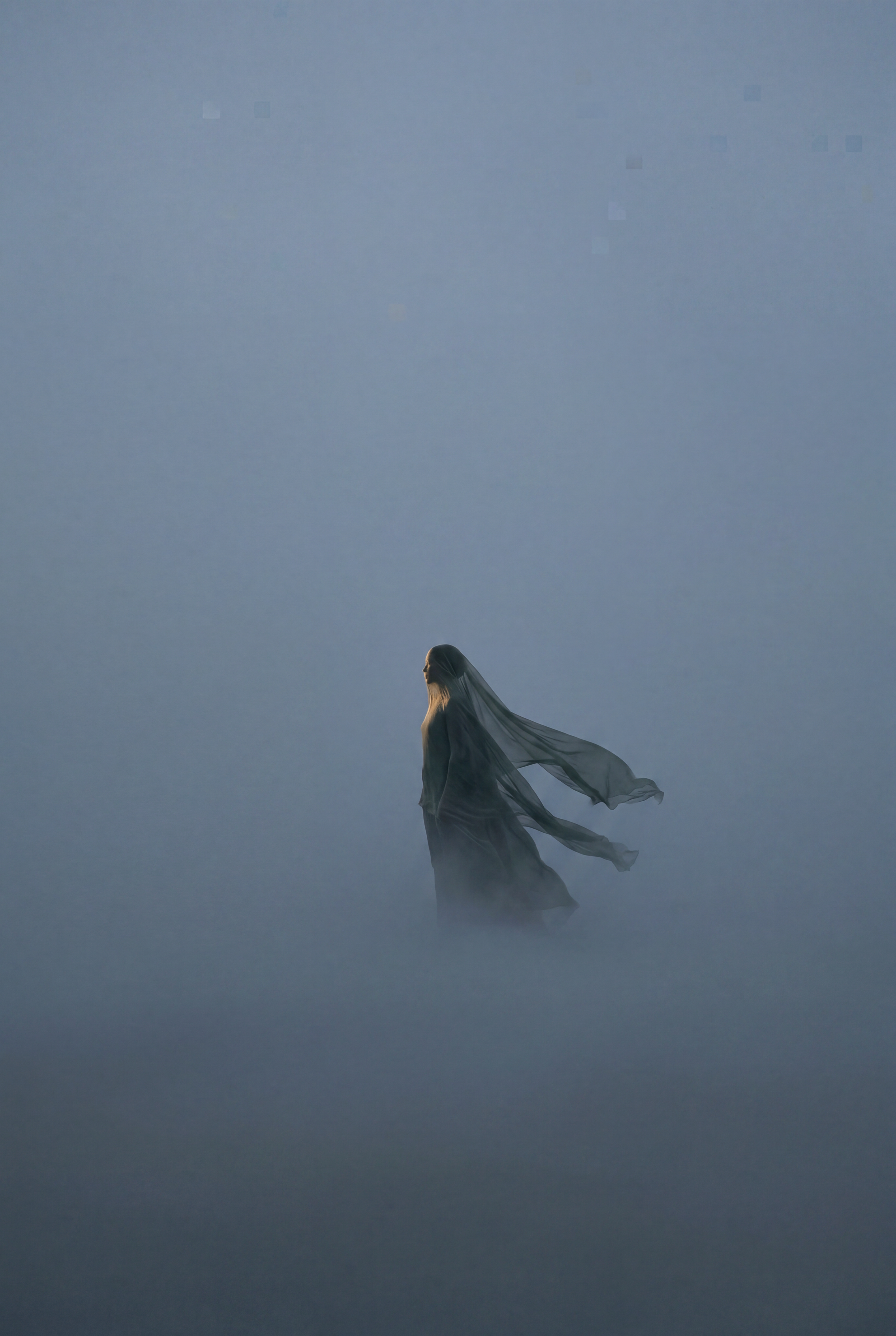 Silhouette femme très lointaine dans brume bleue épaisse – paysage minimaliste, immensité