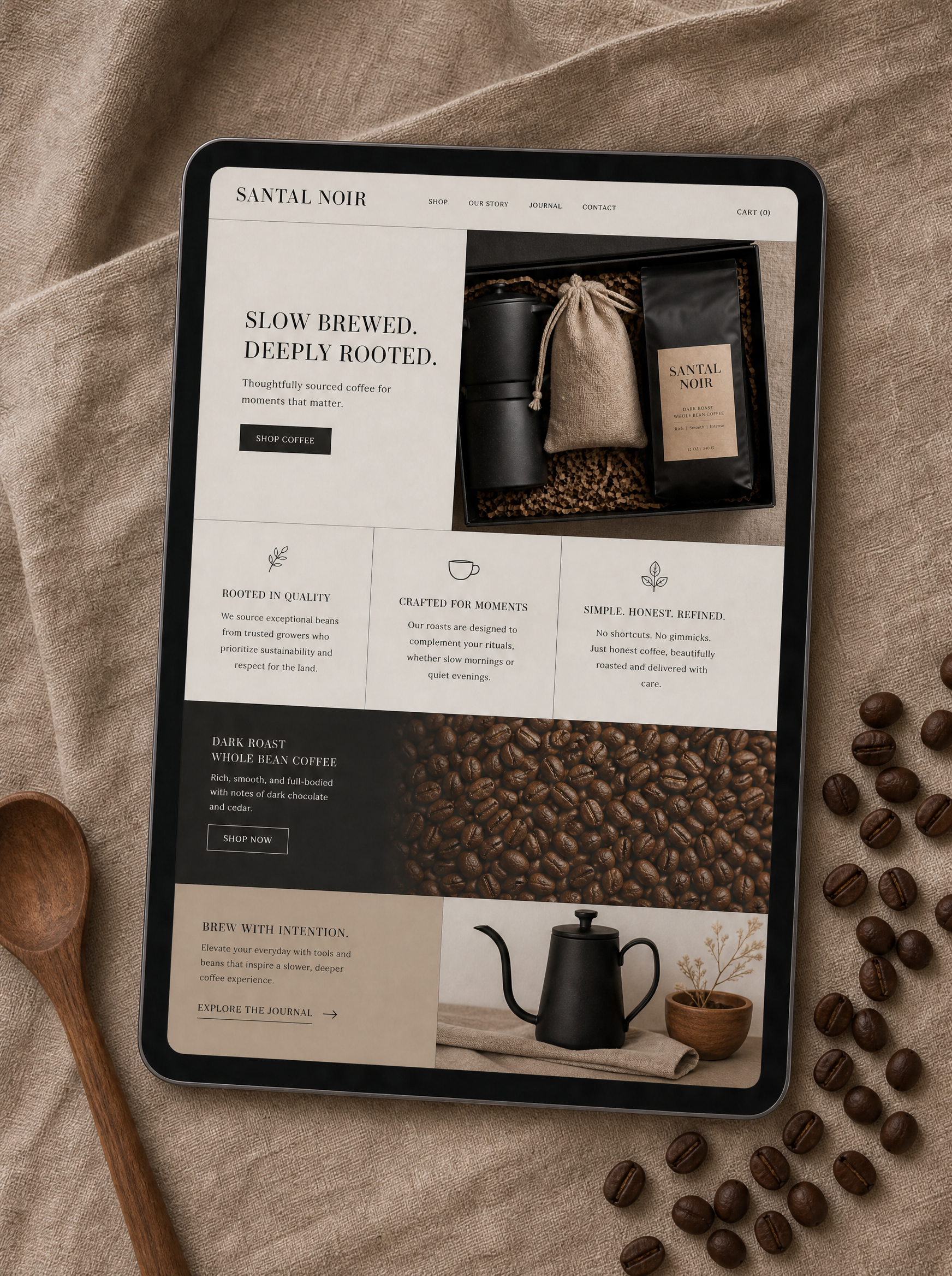 Tablette affichant site e-commerce boutique café – nappe lin, cuillère bois, grains épars