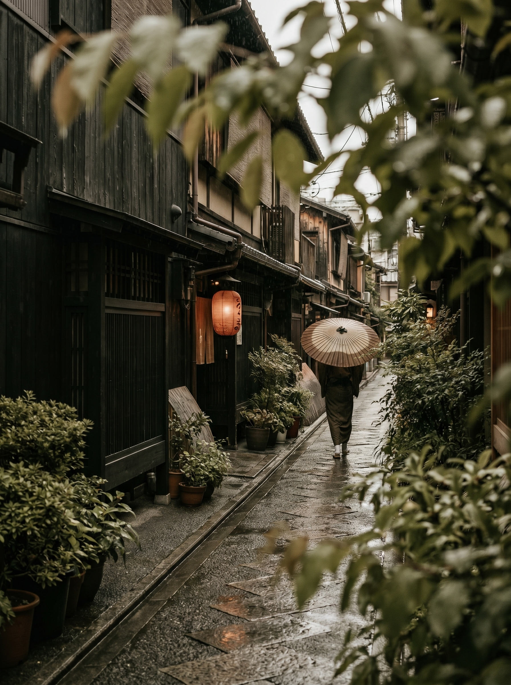 Silhouette en kimono avec ombrelle sous pluie dans ruelle japonaise – lanterne rouge, Kyoto