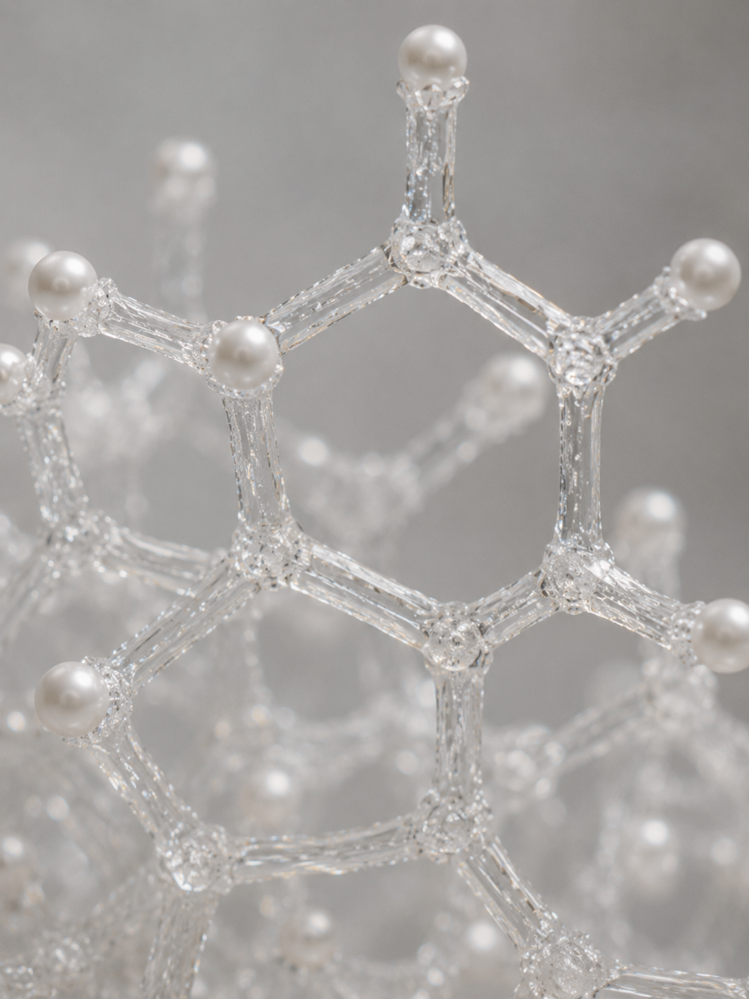 Structure moléculaire hexagonale en verre transparent avec perles de culture aux nœuds, modèle nacré
