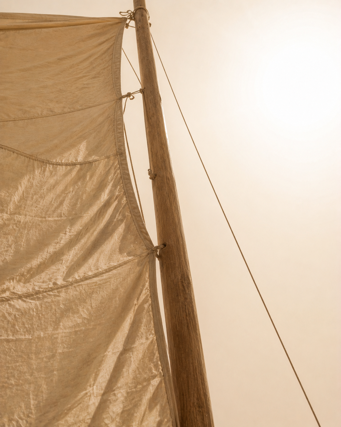 Mât et voile de voilier en contre-jour – lumière éblouissante et atmosphère sépia