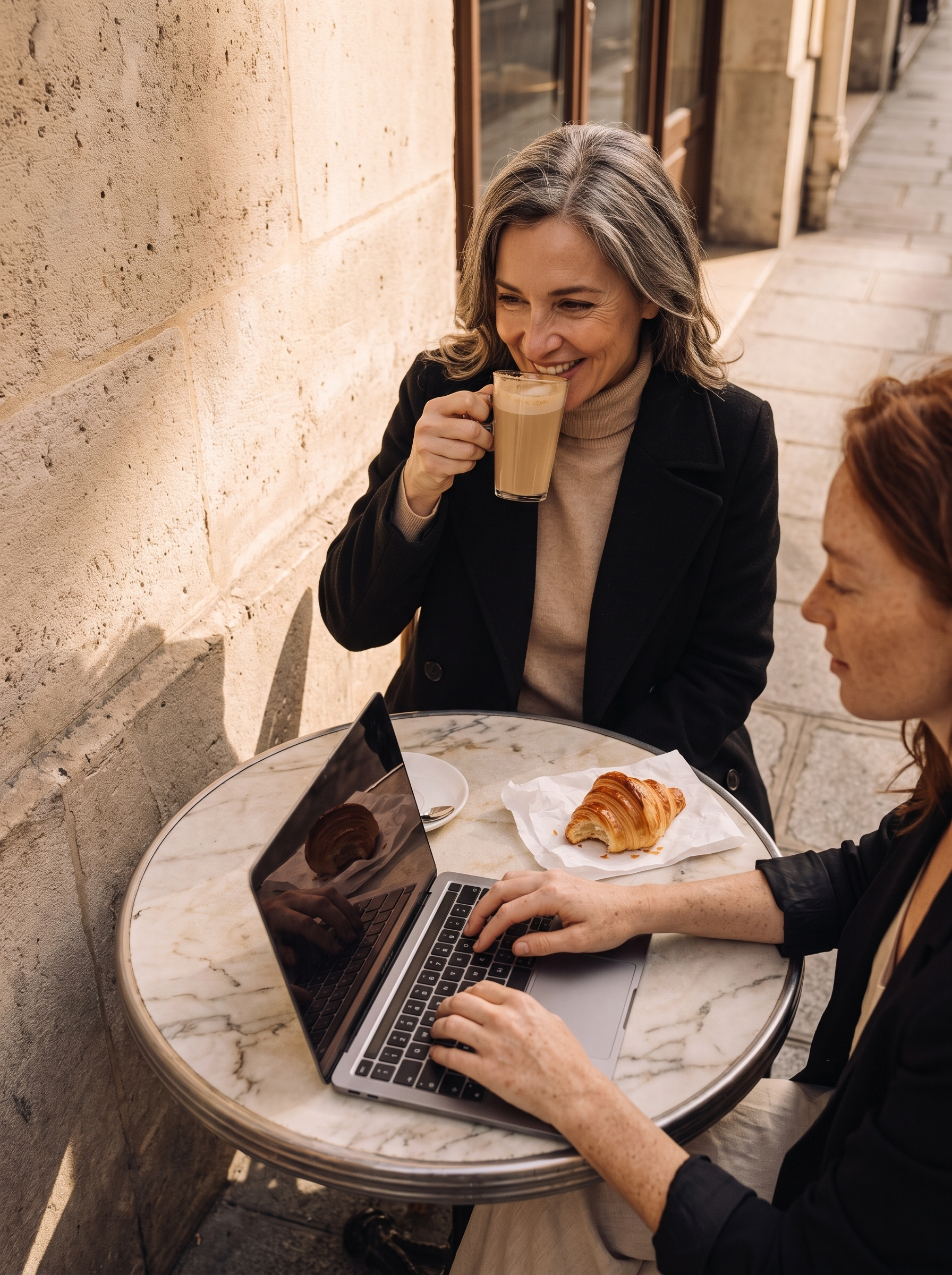 Deux femmes travaillant et buvant un café en terrasse à Paris