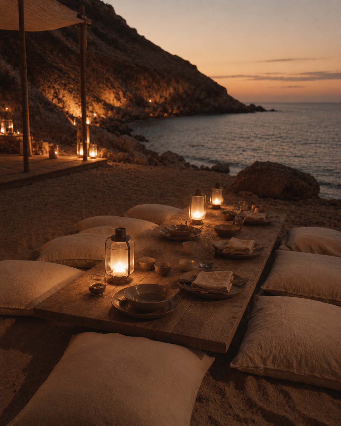 Table basse dressée en bord de mer au coucher de soleil orangé – crique méditerranéenne