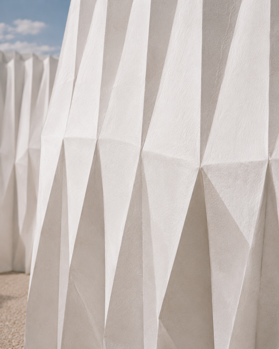 Gros plan texture géométrique de panneaux plissés blancs – abstrait et ciel en fond