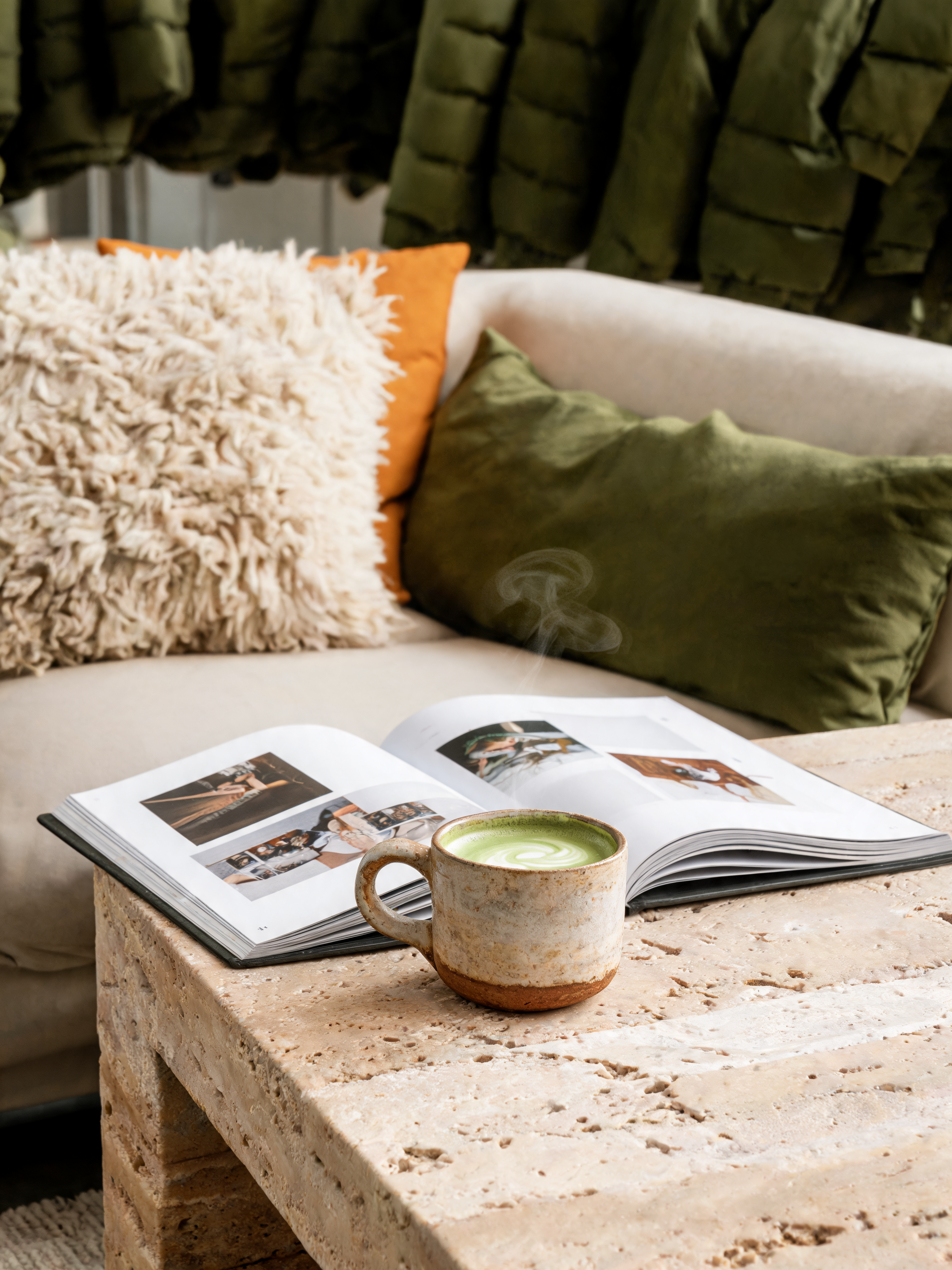 Table basse pierre magazine tasse matcha