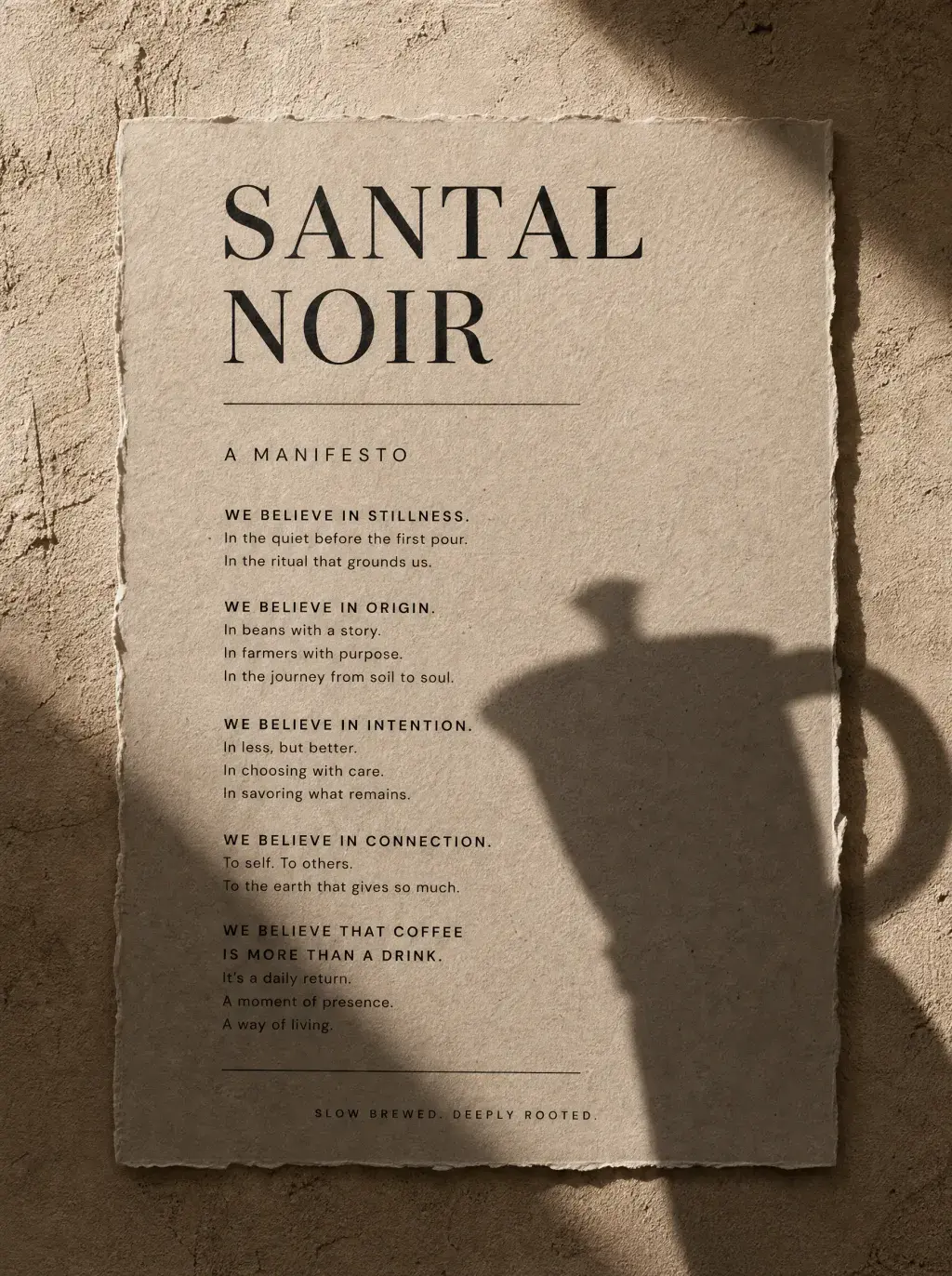 Affiche manifeste sur papier kraft texturé – typographie, ombre cafetière, mur sable
