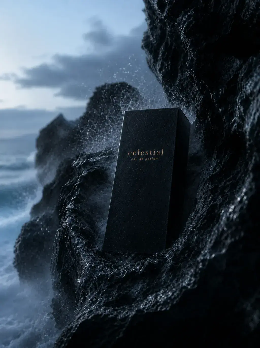 Boîte de parfum Celestial noire posée entre les rochers battus par les vagues, ciel dramatique bleu orage