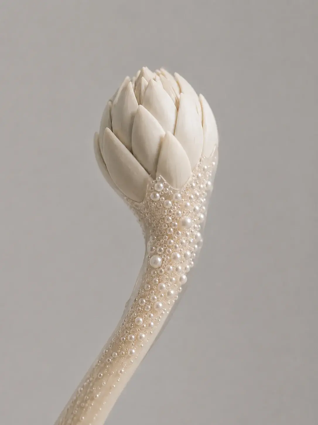 Bouton de protéa blanc à tige incrustée de perles calibrées, sculpture florale nacrée