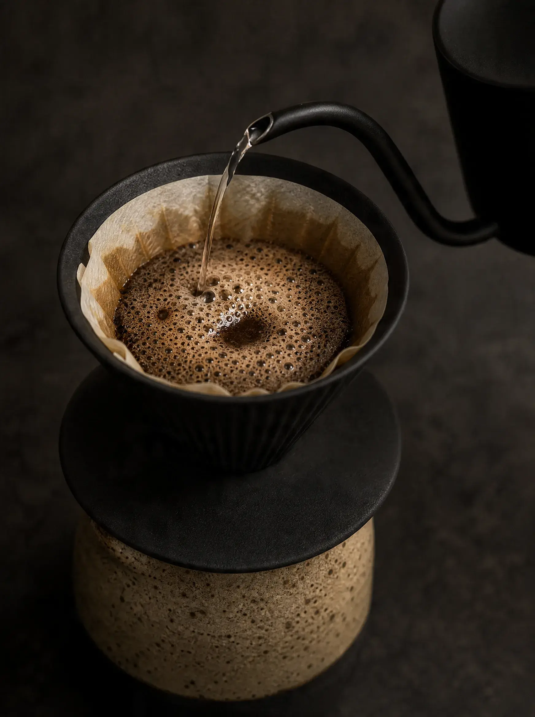 Café filtre – versement eau bouillante dans dripper noir, pichet céramique – fond sombre
