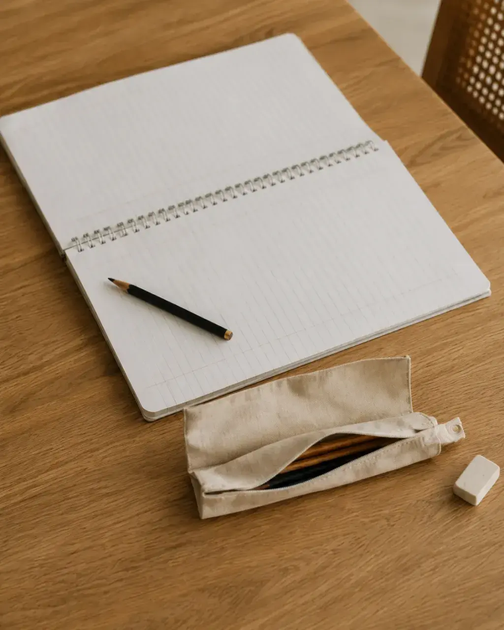 Cahier, crayon et trousse sur une table en bois