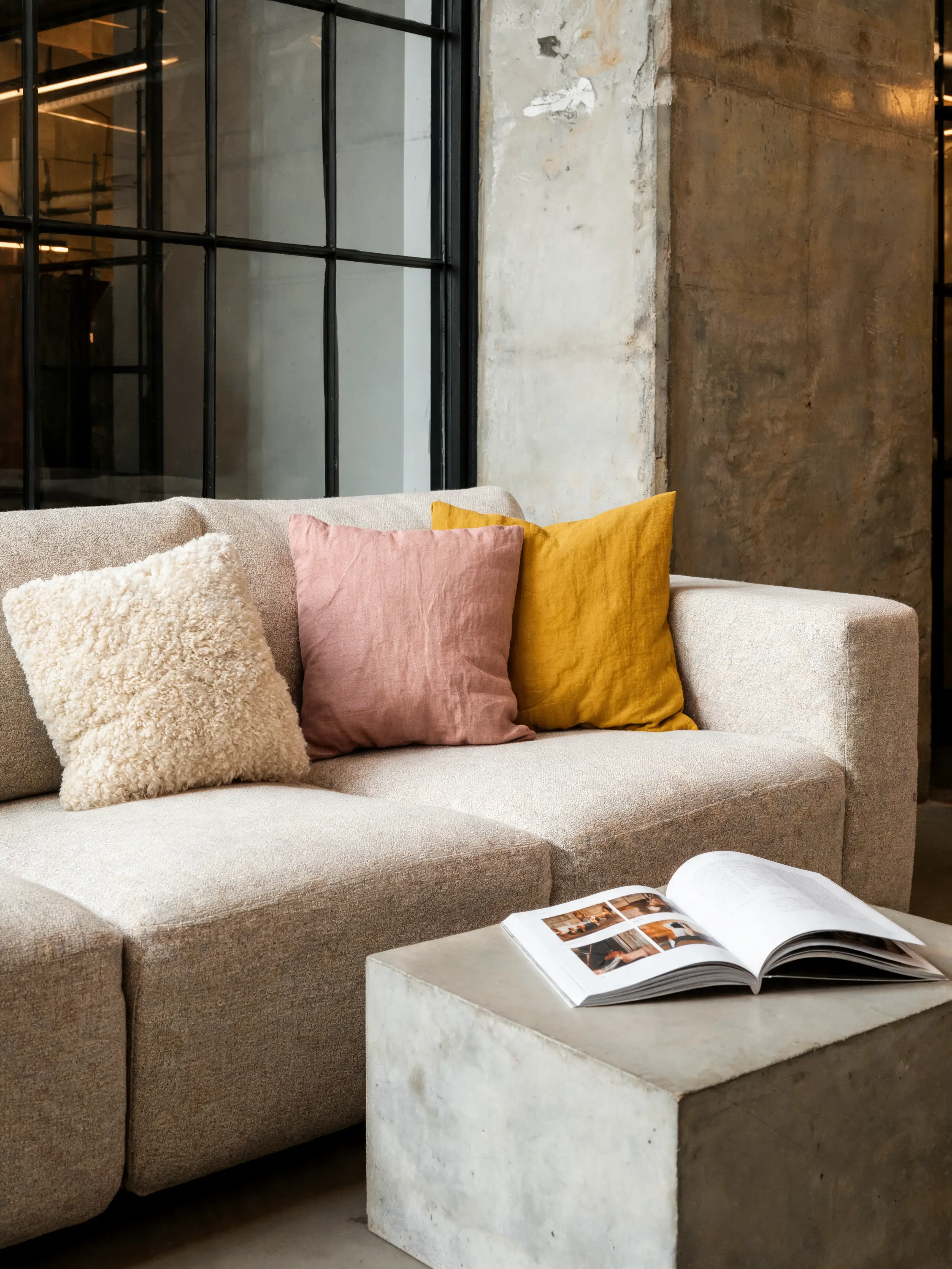 Canapé coussins colorés table basse showroom