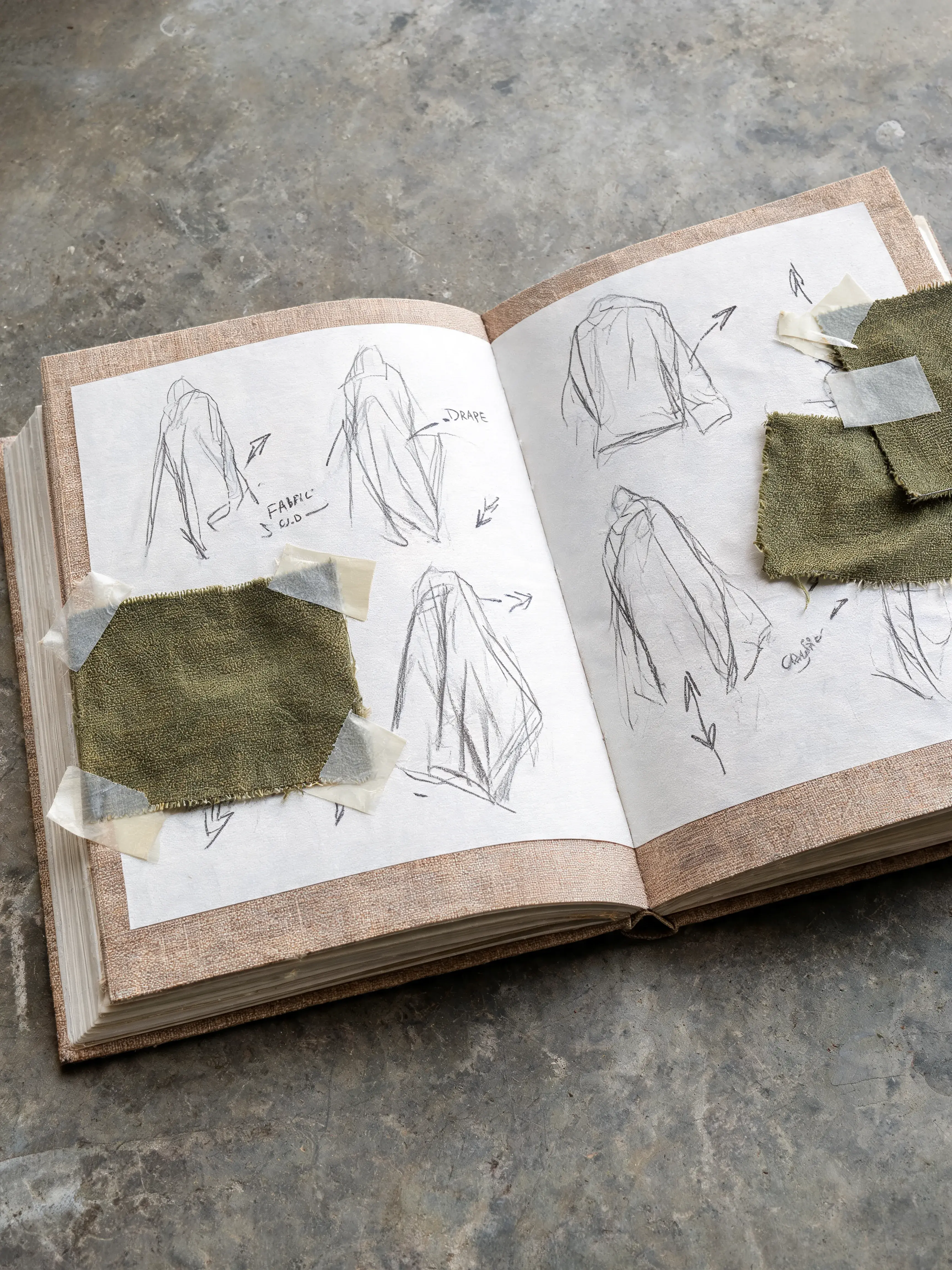 Carnet croquis mode avec dessins et échantillons
