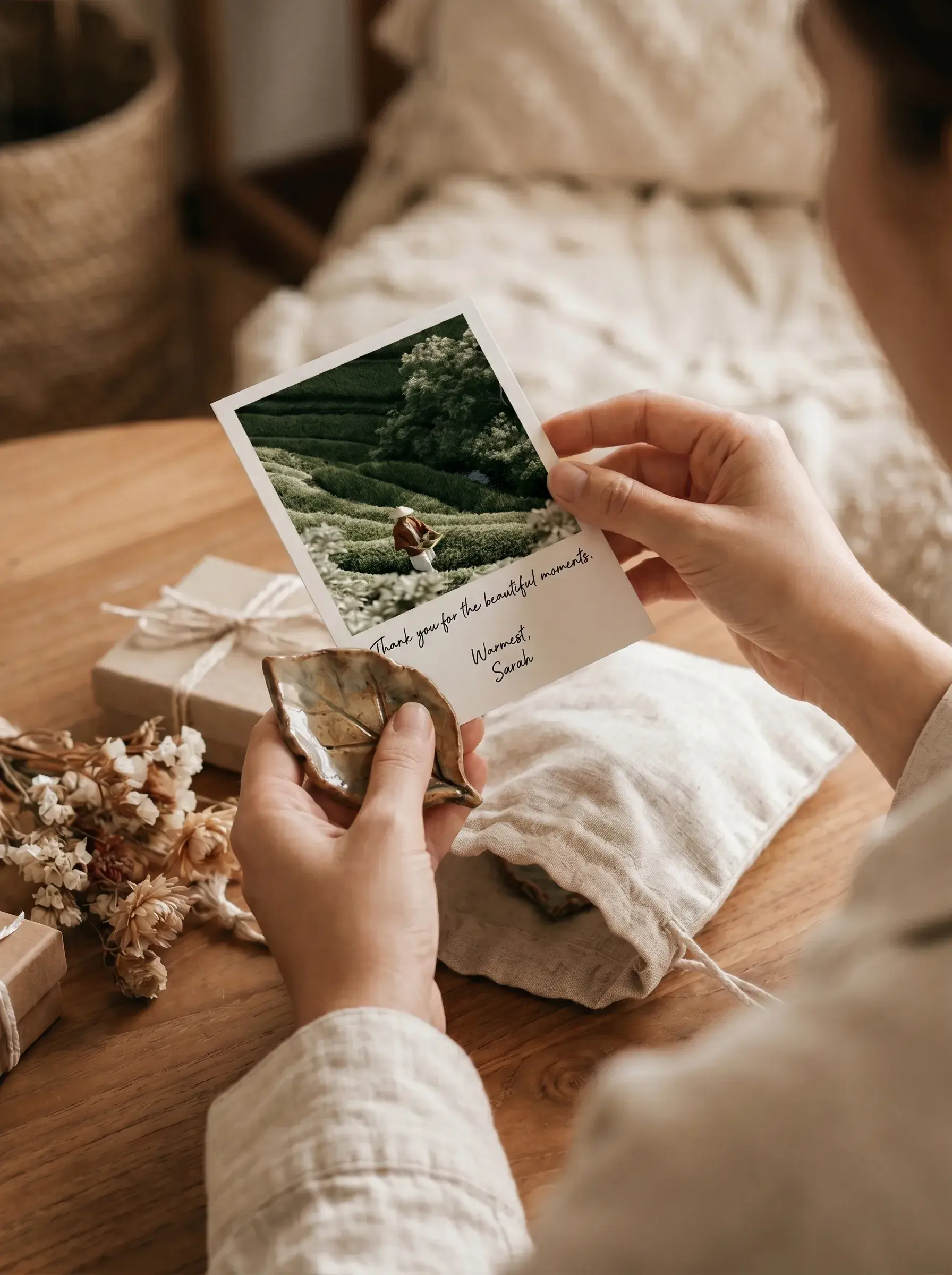 Carte de remerciement manuscrite et enveloppe dans les mains d'une femme
