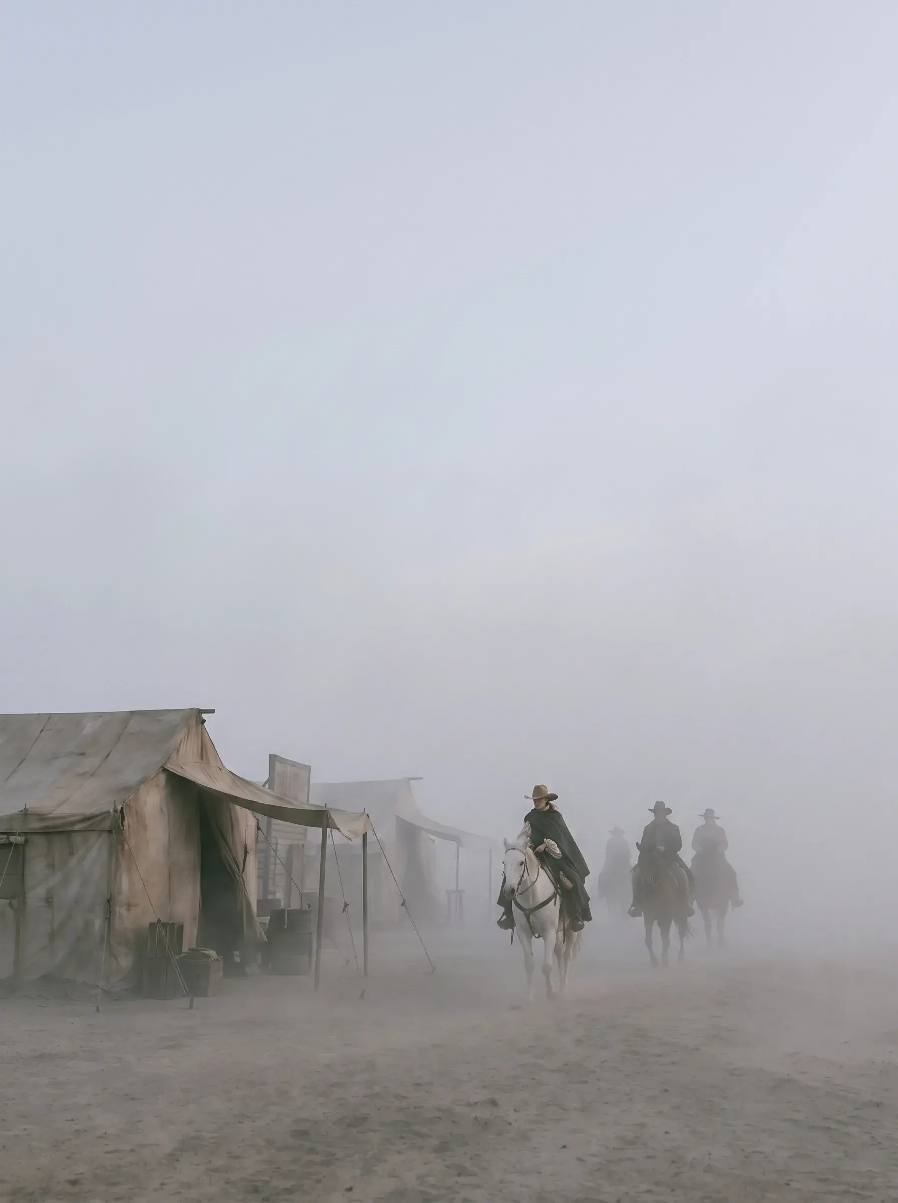 Cavaliers en capes entrant dans un village fantôme désertique enveloppé de brume épaisse
