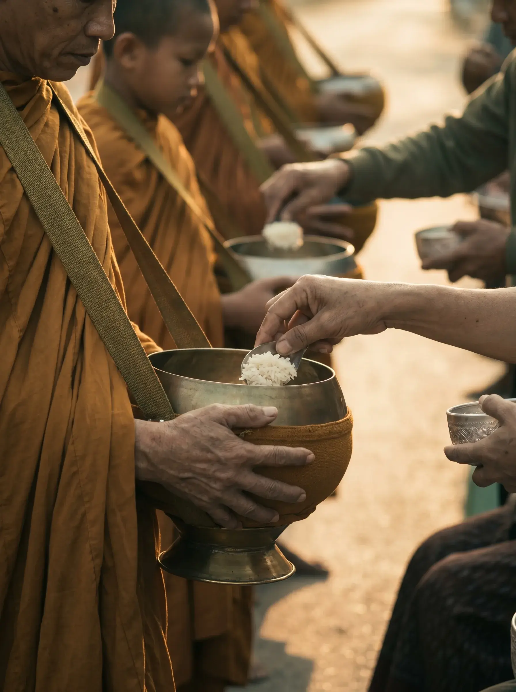 Cérémonie bouddhiste de l'aumône tak bat au Laos — rang de moines en robe safran tenant leur bol, offrande de riz