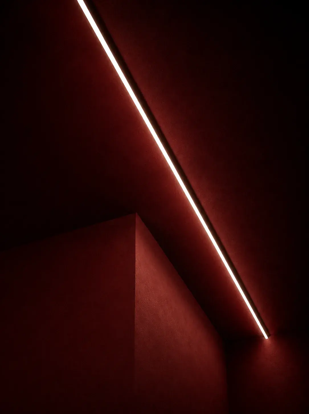 Coin architectural mur bordeaux – ligne LED blanche diagonale, minimalisme, composition géométrique