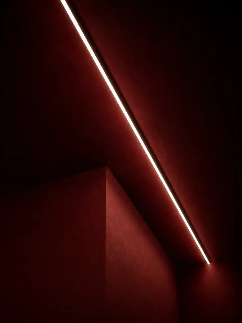 Coin architectural mur bordeaux – ligne LED blanche diagonale, minimalisme, composition géométrique