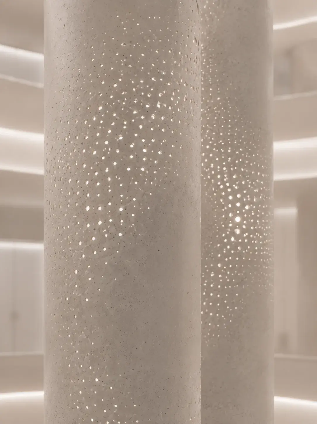Colonnes architecturales perforées de points nacrés lumineux, effet galaxie rétroéclairé