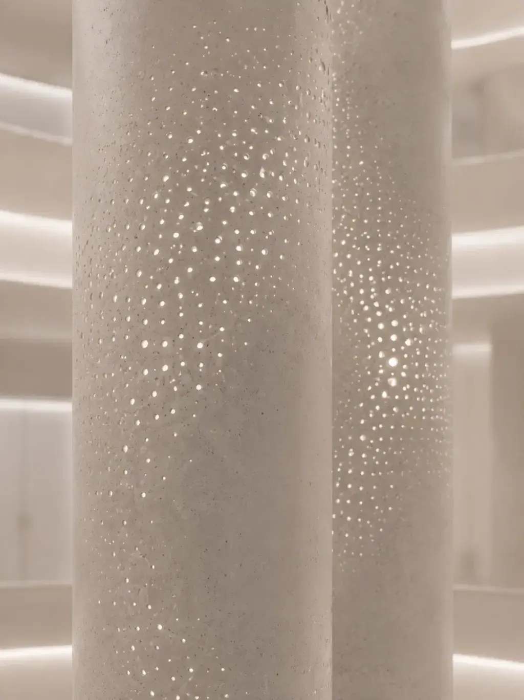 Colonnes architecturales perforées de points nacrés lumineux, effet galaxie rétroéclairé