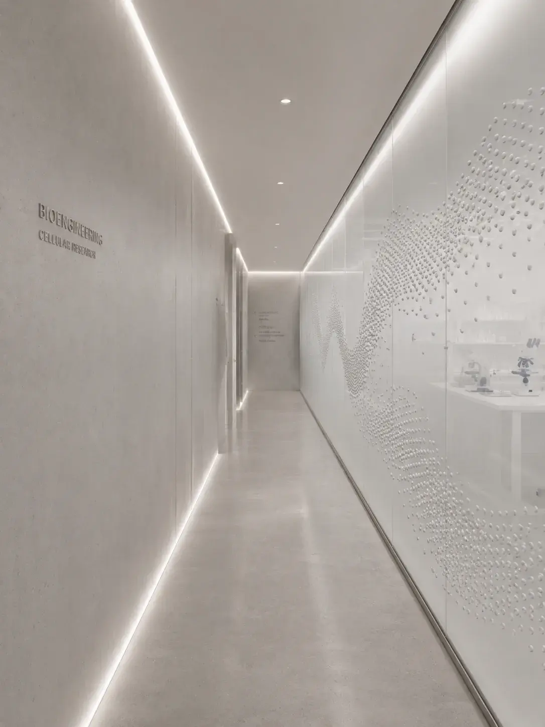 Couloir blanc immaculé avec panneau mural nacré en motif ondulatoire, éclairage LED linéaire encastré