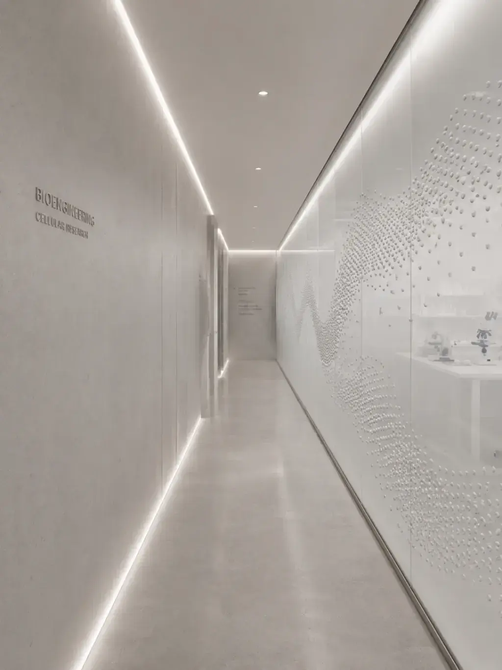 Couloir blanc immaculé avec panneau mural nacré en motif ondulatoire, éclairage LED linéaire encastré