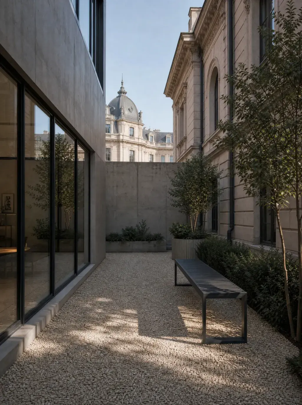 Cour intérieure minimaliste avec banc design, oliviers et contraste entre extension contemporaine et bâti ancien