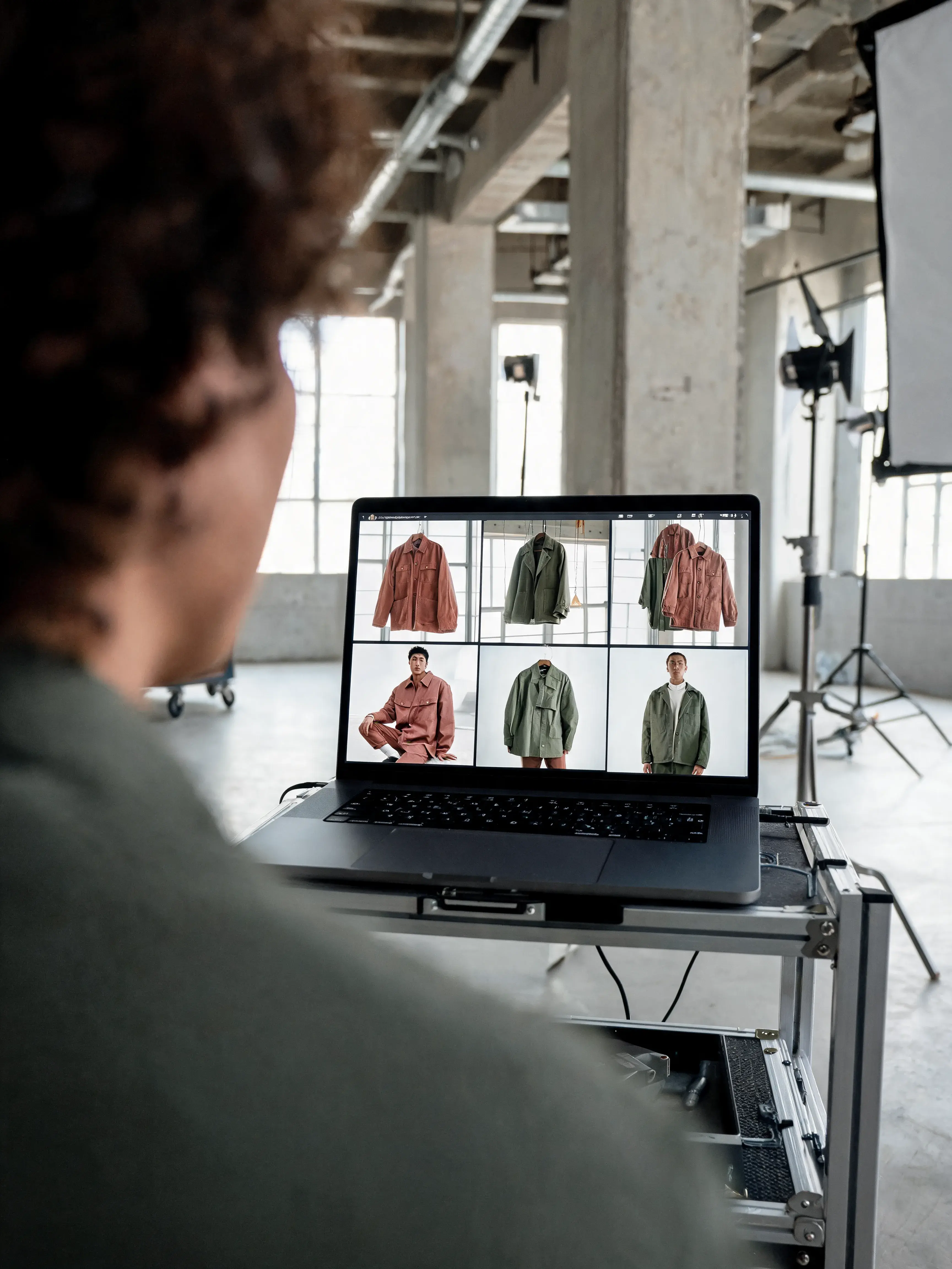 DA sélectionnant looks sur ordinateur en studio
