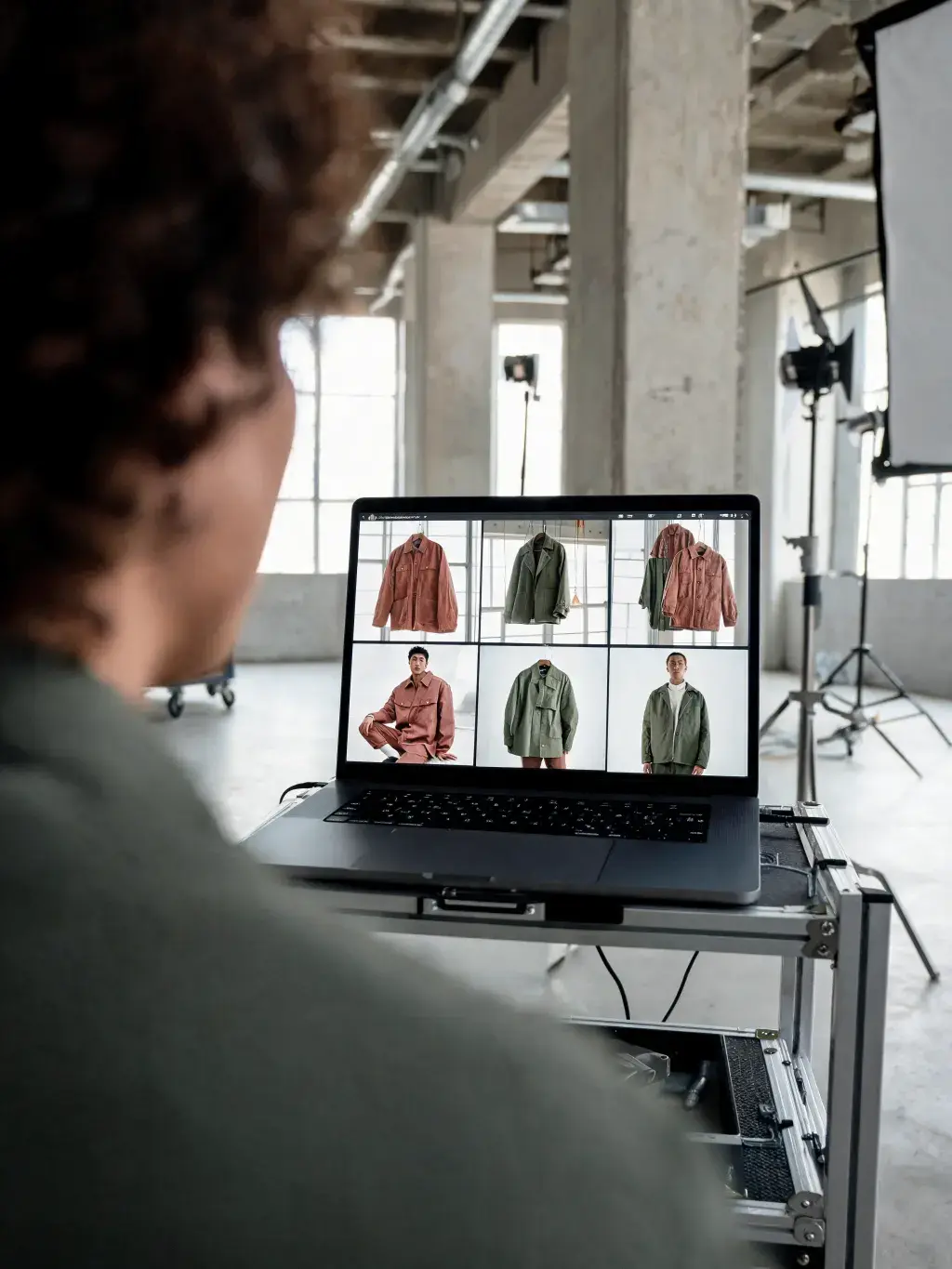 DA sélectionnant looks sur ordinateur en studio