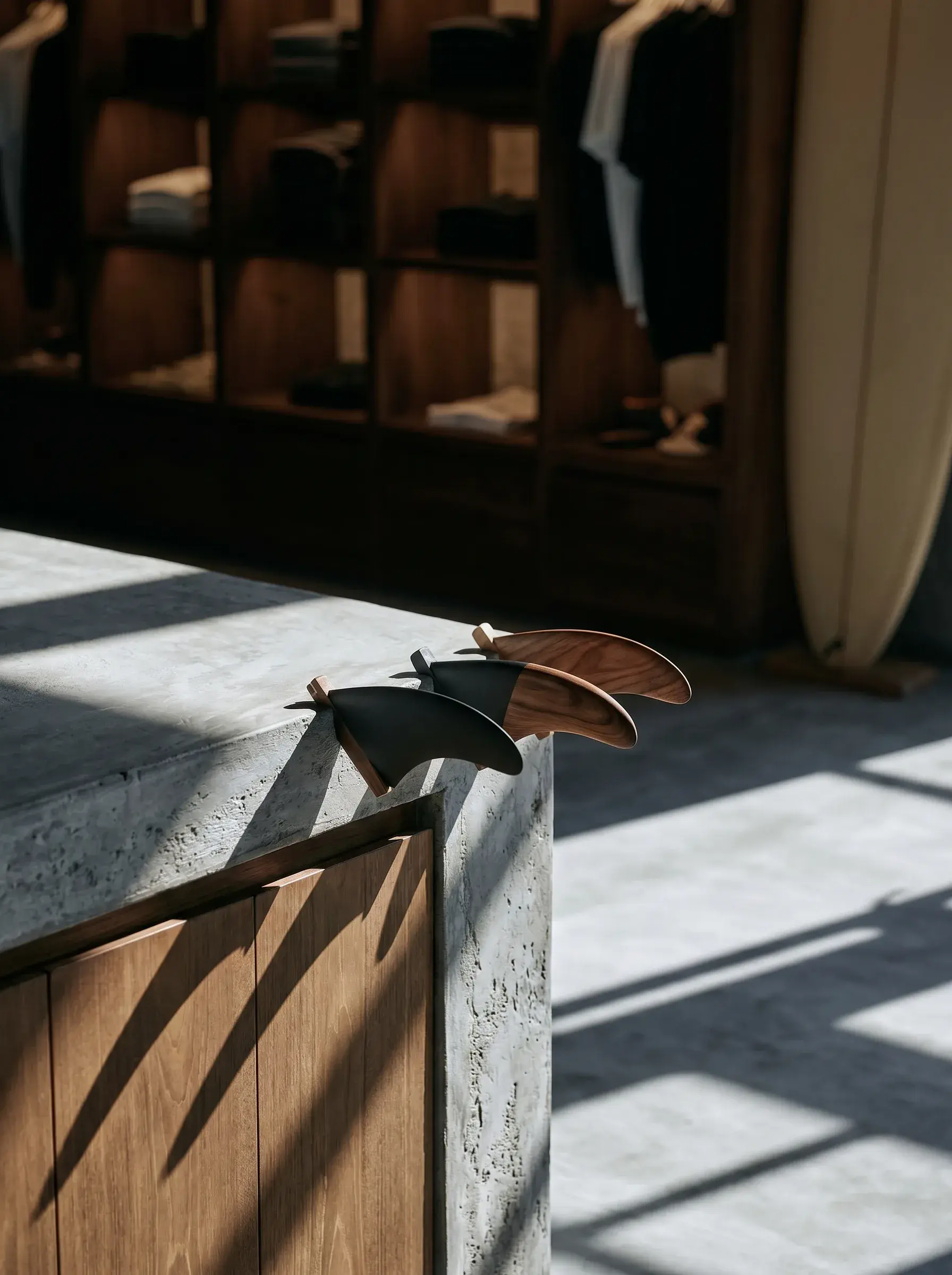 Dérives de planche de surf en bois dans un coffret sur comptoir en pierre