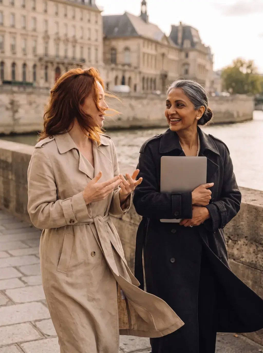 Deux femmes associées marchant et discutant sur les quais de la Seine à Paris