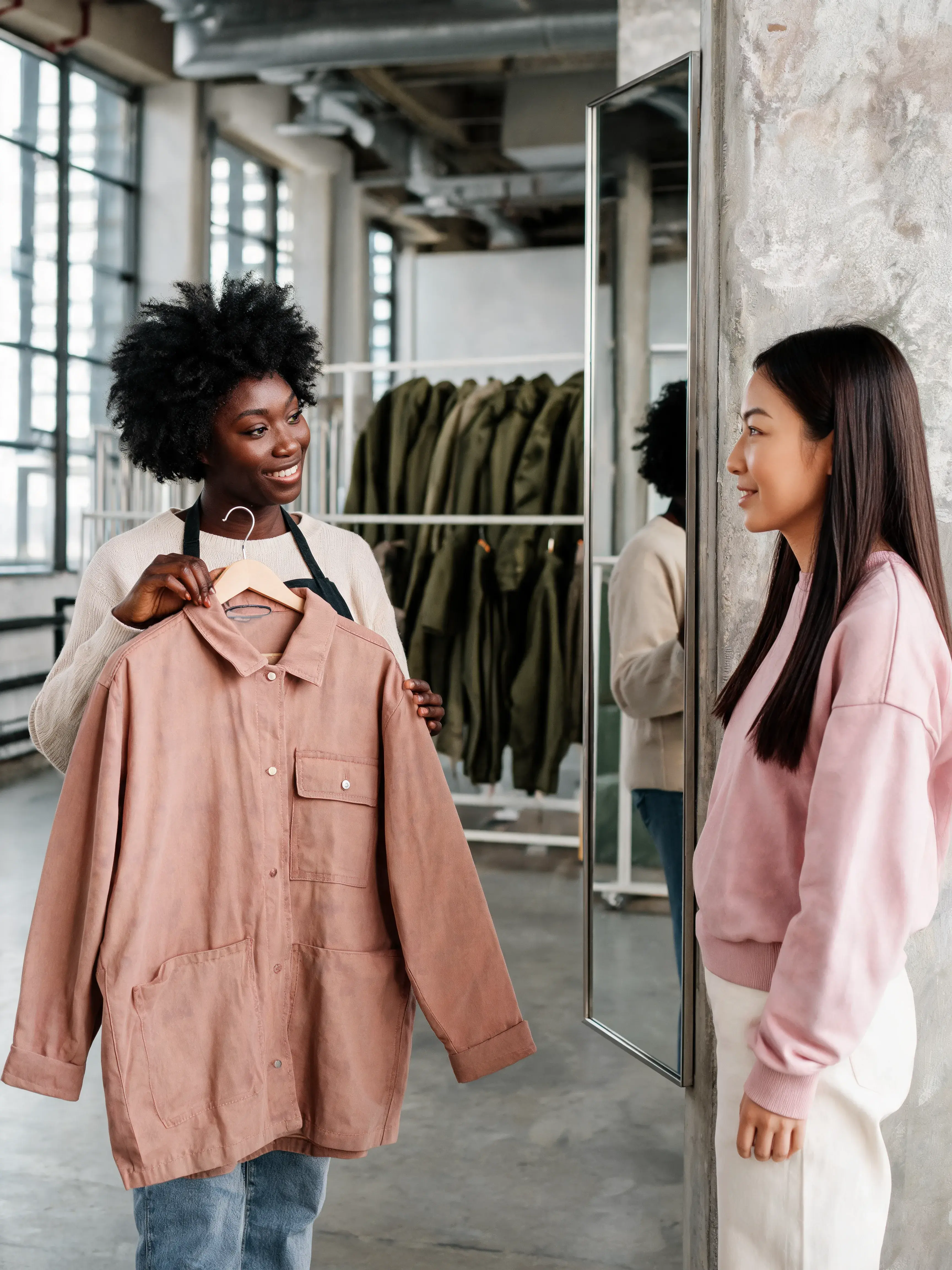 Deux femmes showroom présentant veste terracotta