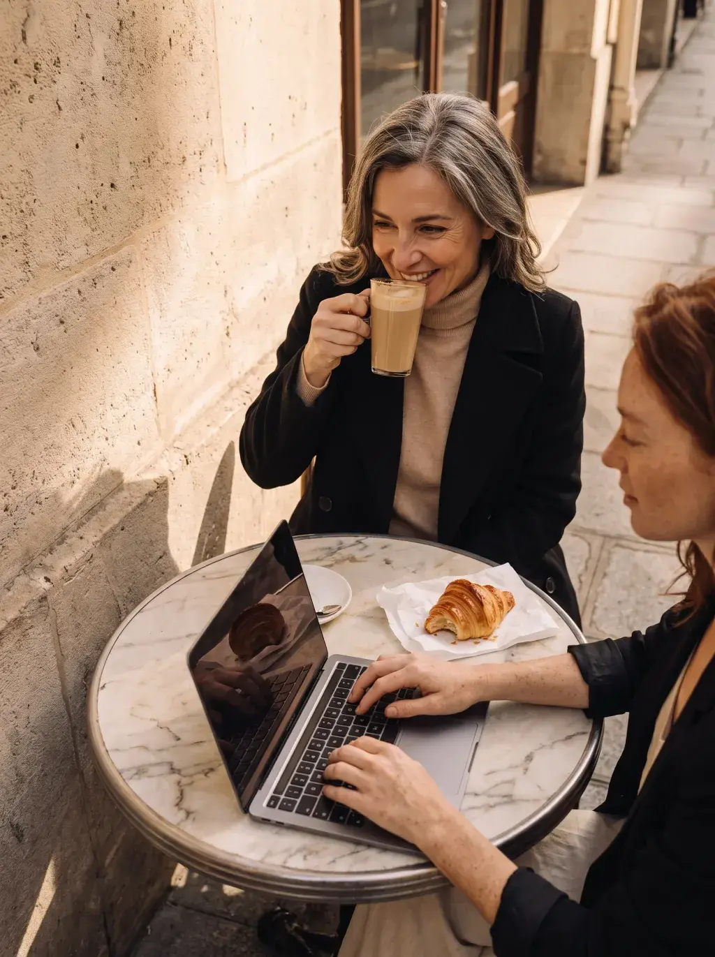 Deux femmes travaillant et buvant un café en terrasse à Paris