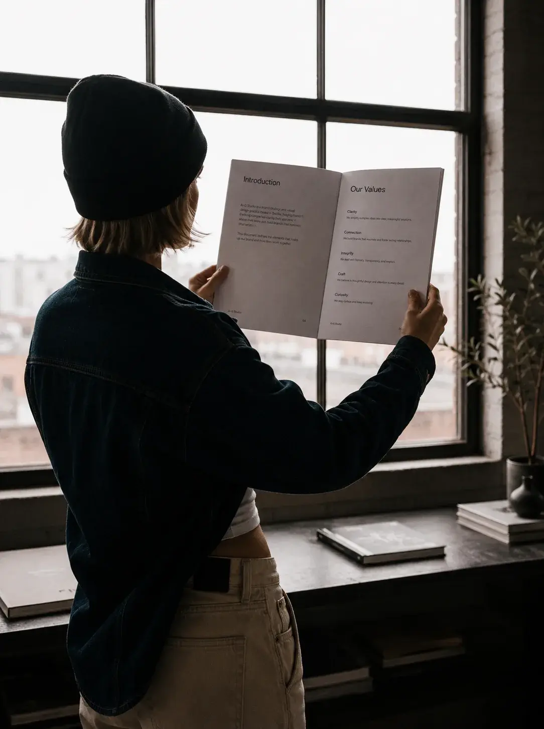 Directrice artistique – comparaison documents, contre-jour, fenêtre loft