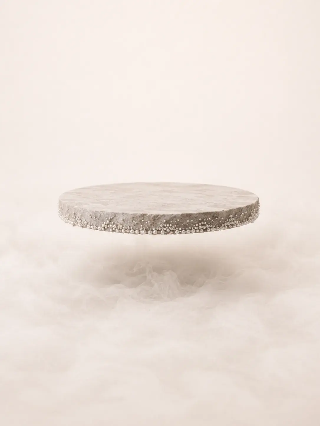 Disque en pierre granuleuse en lévitation dans un nuage de vapeur blanche, composition zen minimaliste