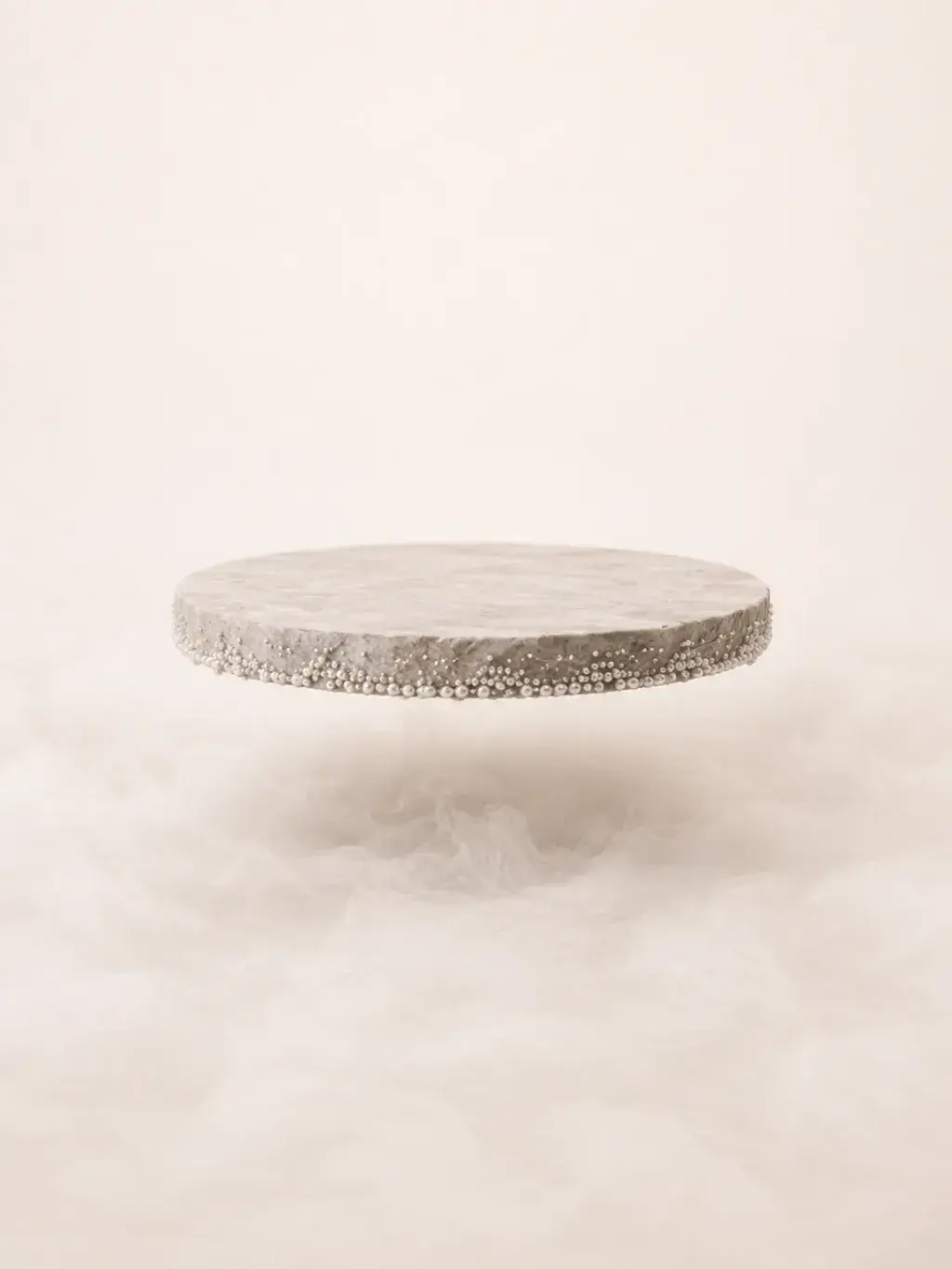 Disque en pierre granuleuse en lévitation dans un nuage de vapeur blanche, composition zen minimaliste