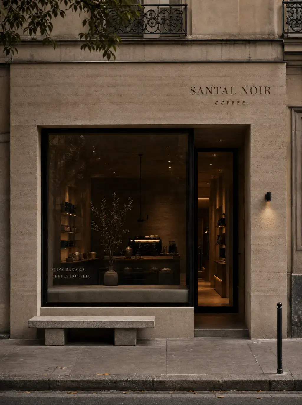 Façade boutique café artisanal – pierre de taille, grande vitrine illuminée, banc, rue, soir