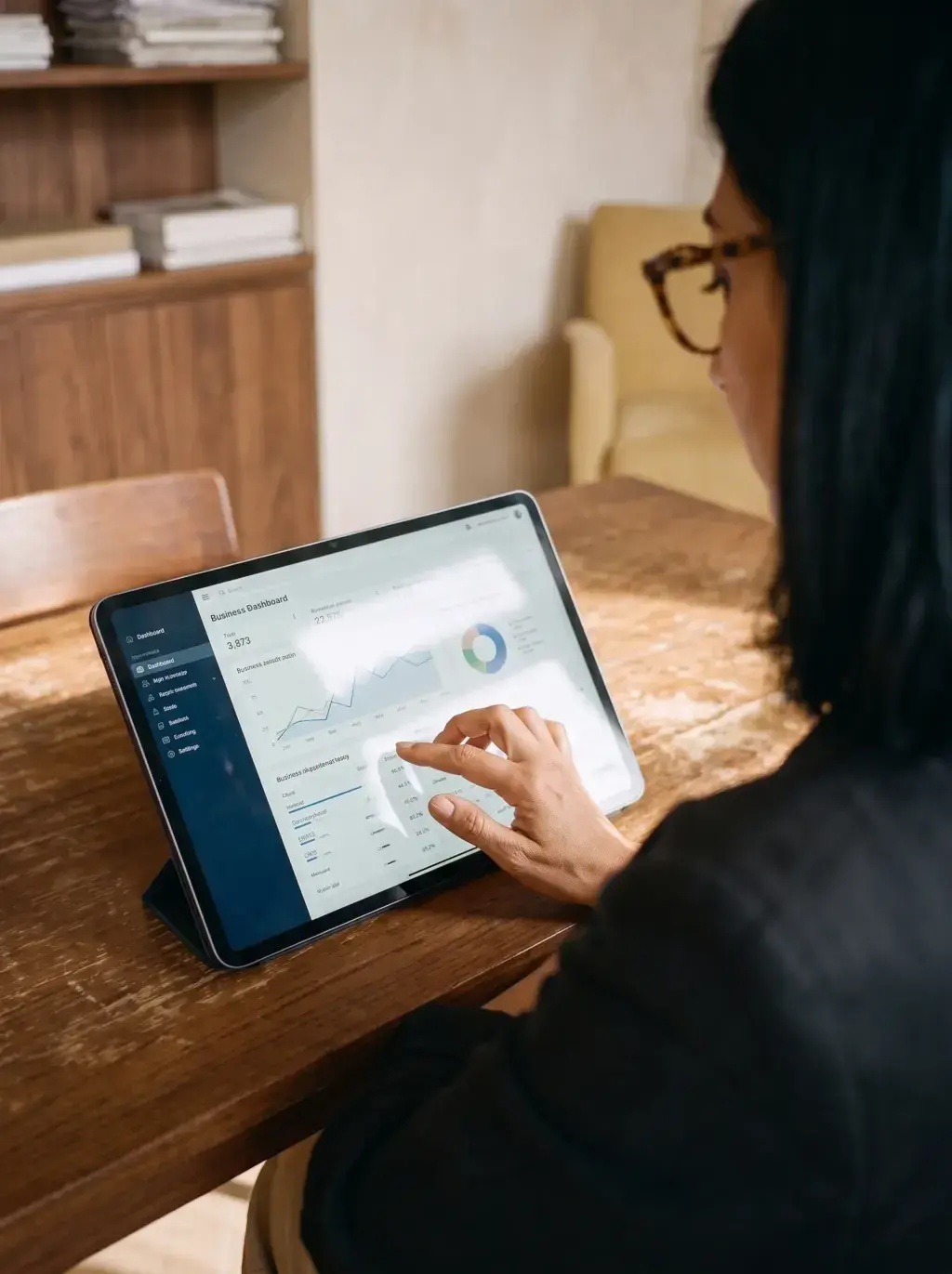 Femme consultant un tableau de bord analytique sur sa tablette