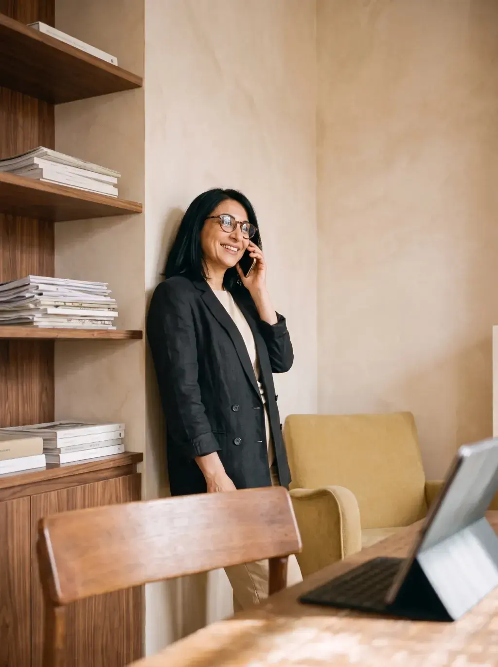 Femme dirigeante au téléphone dans un bureau boisé chaleureux
