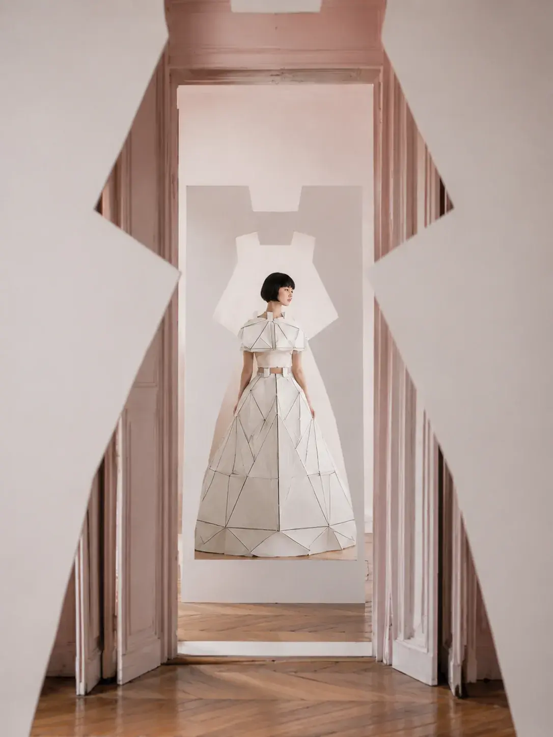 Femme en robe origami encadrée par découpe en forme de robe – salon haussmannien rose