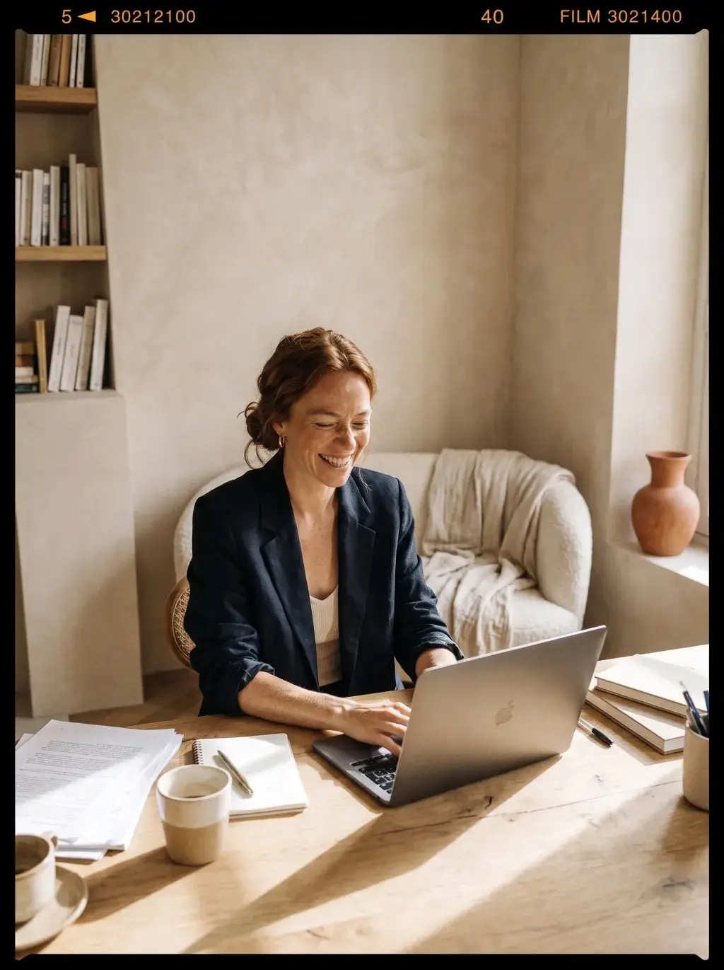 Femme rousse au laptop dans un salon parisien — esthétique film argentique
