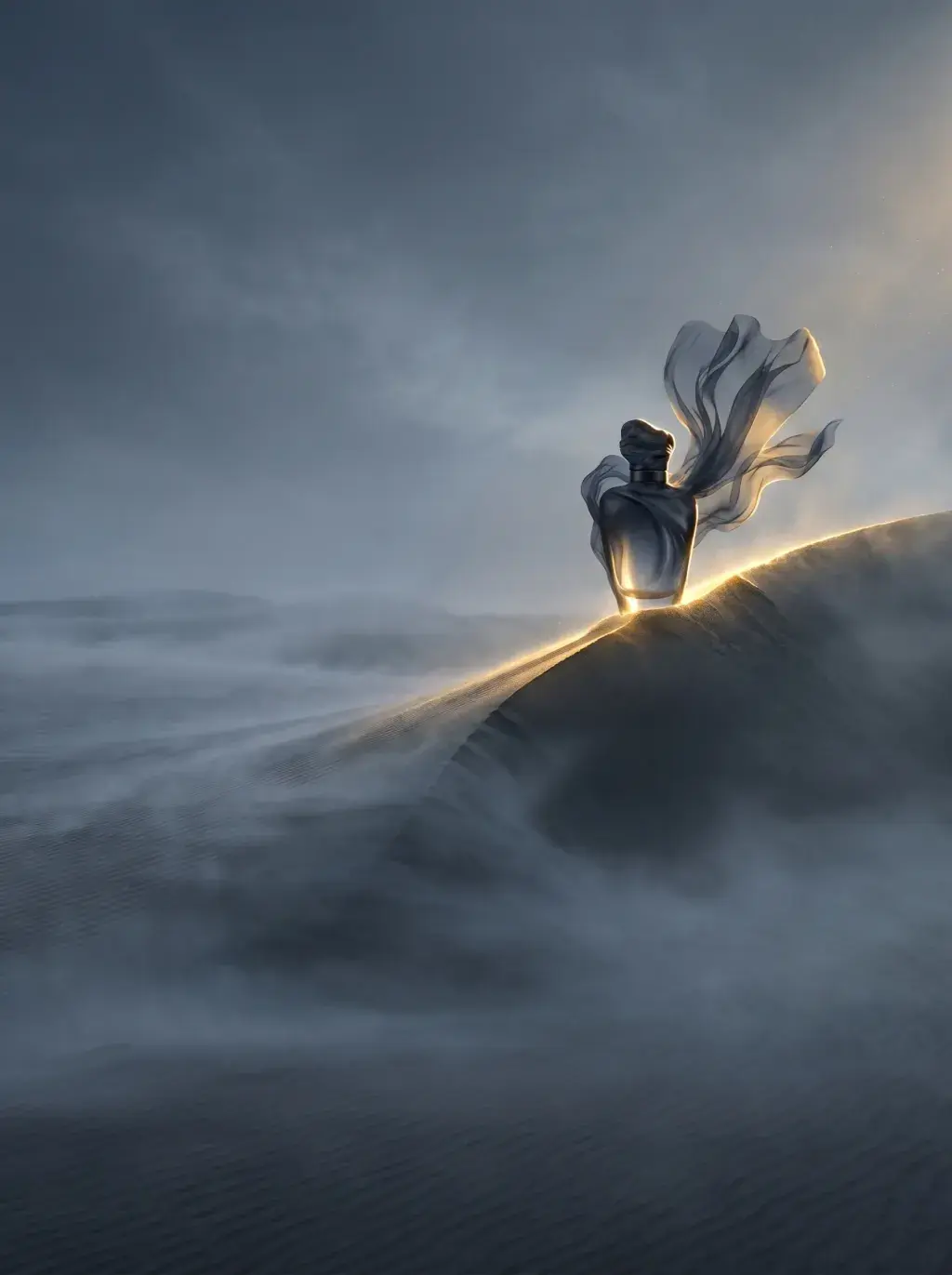 Flacon de parfum sur crête de dune de sable – tempête de sable, brume, ciel dramatique