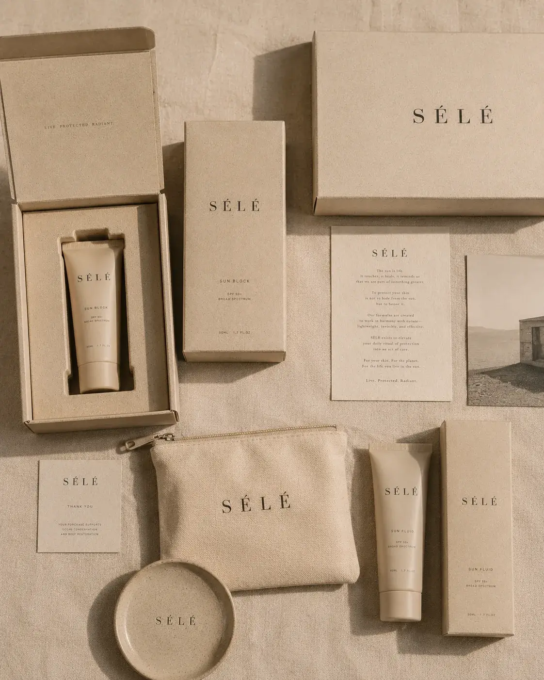 Flatlay gamme complète de soins solaires – coffrets, tubes, trousse, plateau céramique, fond lin