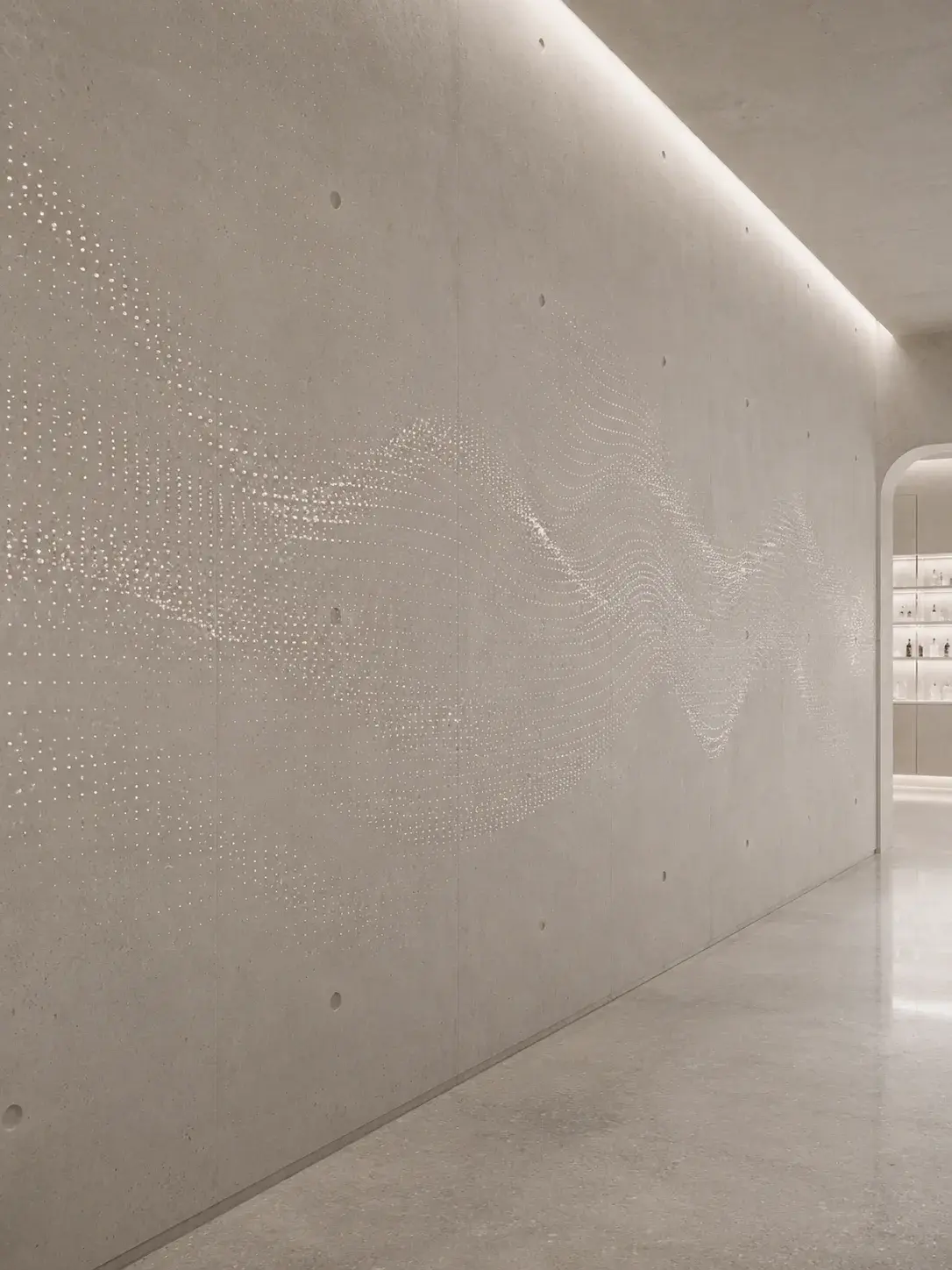 Grand mur en béton orné d'un motif tourbillonnant de perles incrustées, installation murale nacrée