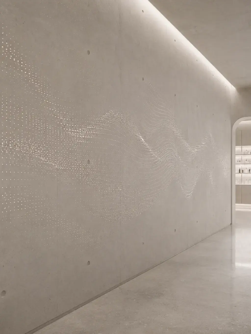 Grand mur en béton orné d'un motif tourbillonnant de perles incrustées, installation murale nacrée