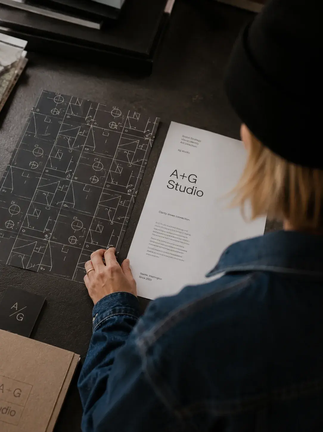 Graphiste – documents grille de construction, table sombre, studio