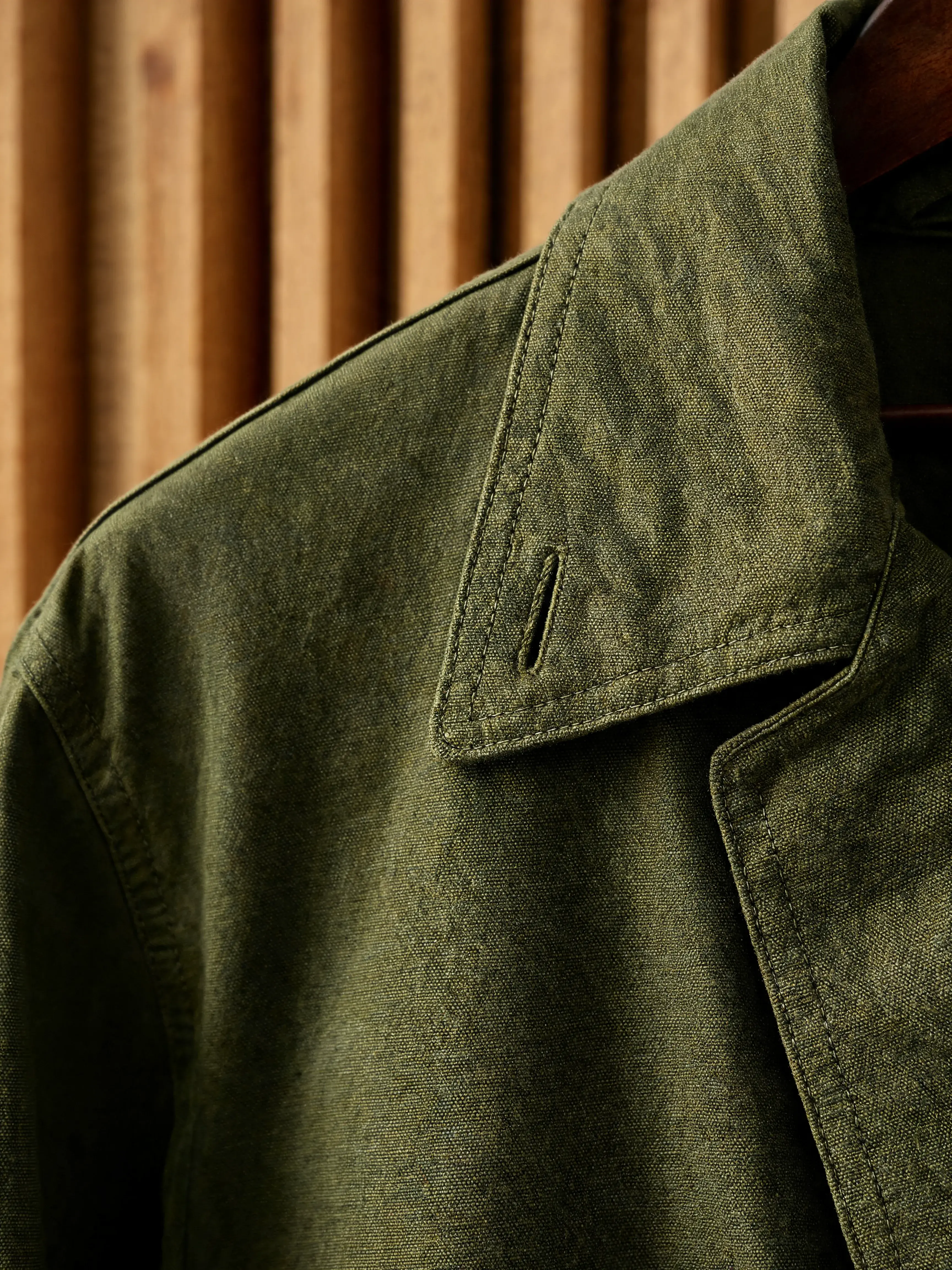 Gros plan col veste lin vert militaire